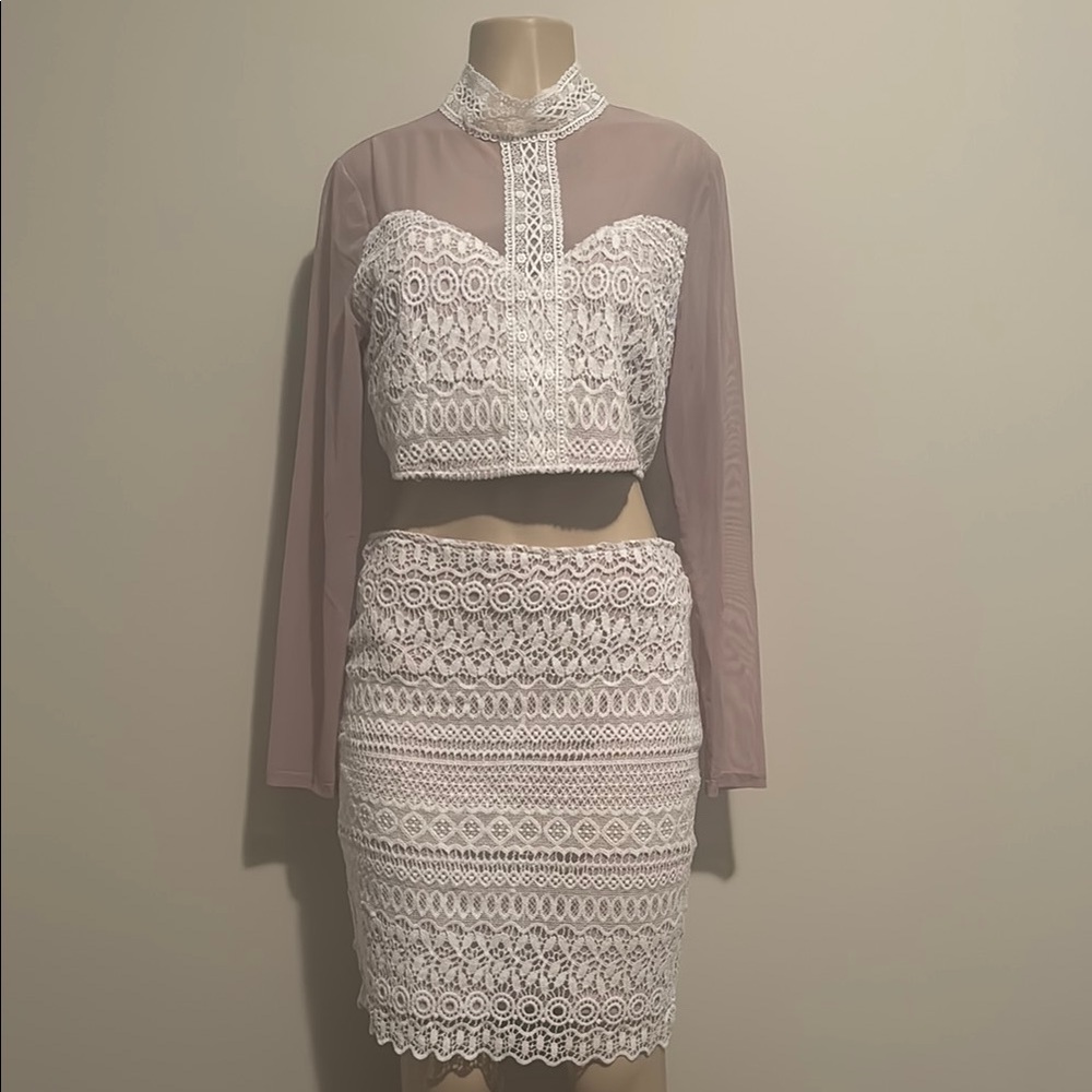 Elegant White Lace 2 piece Skirt Set- size L - Picture 2 of 6